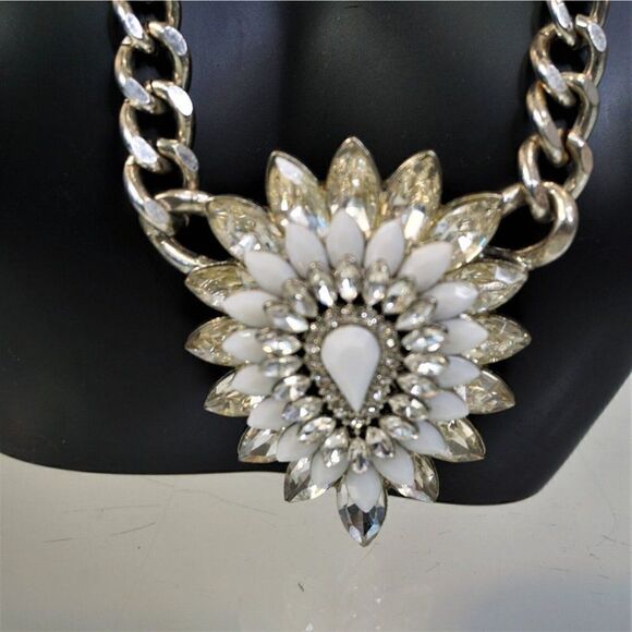 Jeweled Floral Statement Necklace Sparkling Pendant Silvertone Chain - Picture 3 of 7